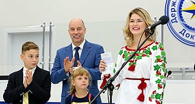 У «Паспортному сервісі» Президент України Петро Порошенко привітав власницю 10-мільйонного біометричного паспорта